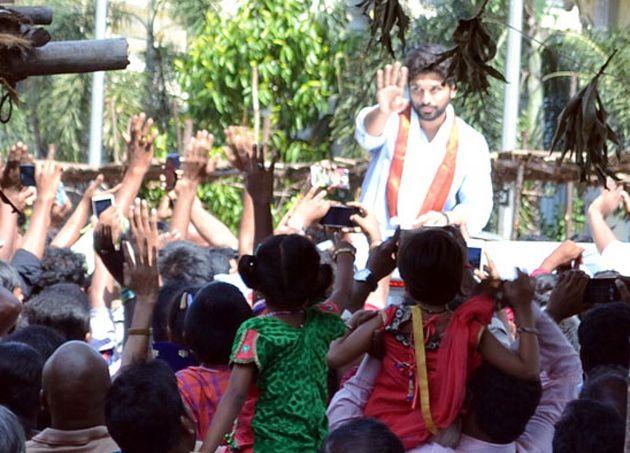 Allu Arjun Visits Simhachalam Temple Pics