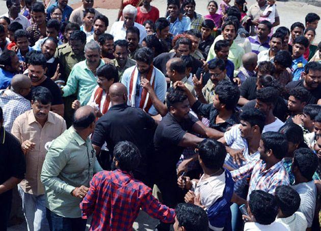 Allu Arjun Visits Simhachalam Temple Pics