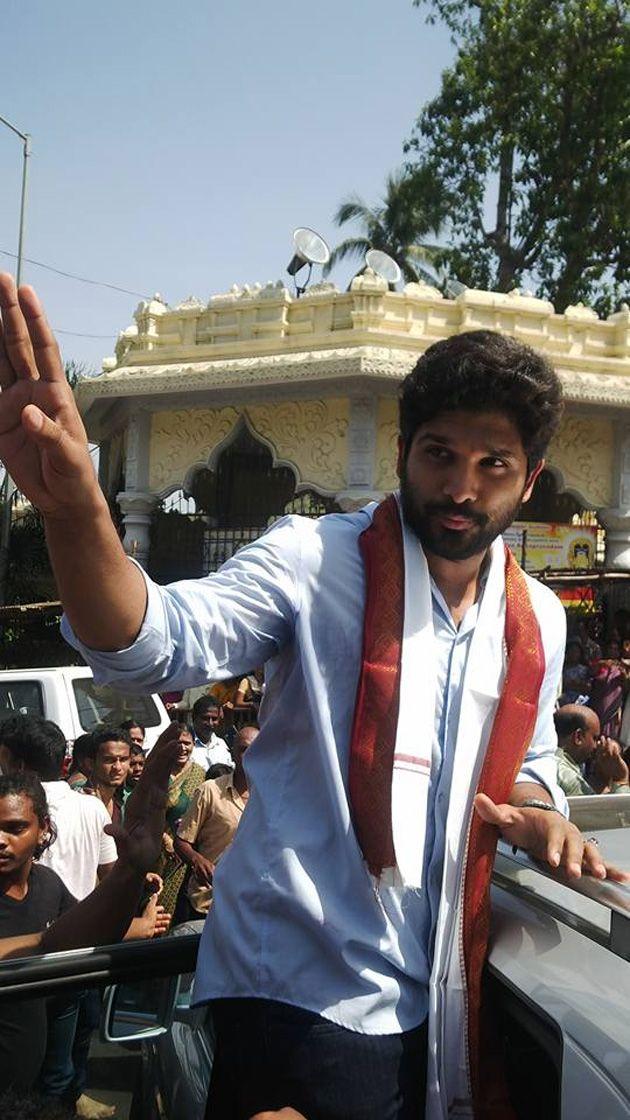 Allu Arjun Visits Simhachalam Temple Pics