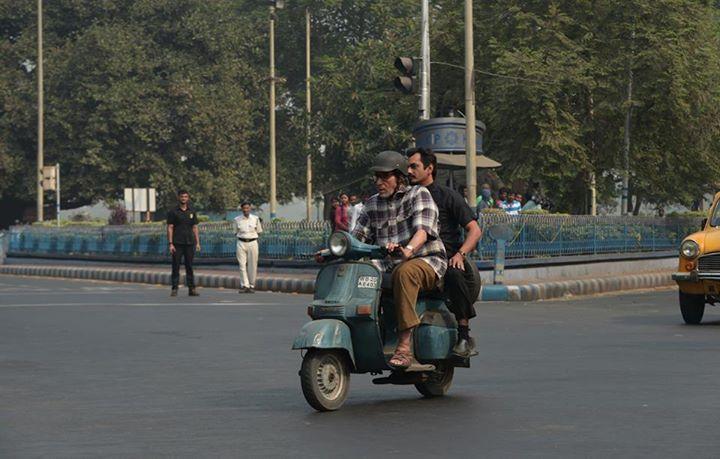 Amitabh Bachchan Riding Scooter On Roads of Kolkata