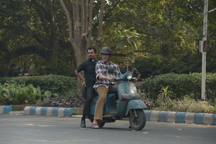 Amitabh Bachchan Riding Scooter On Roads of Kolkata
