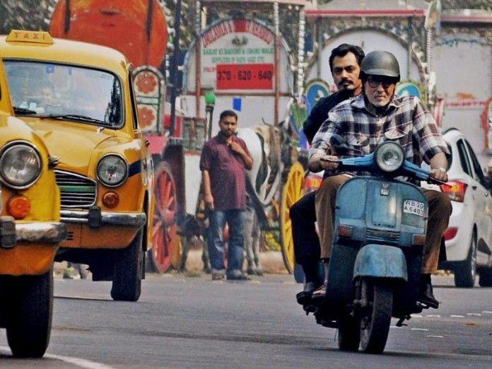 Amitabh Bachchan Riding Scooter On Roads of Kolkata