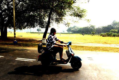 Amitabh Bachchan Riding Scooter On Roads of Kolkata