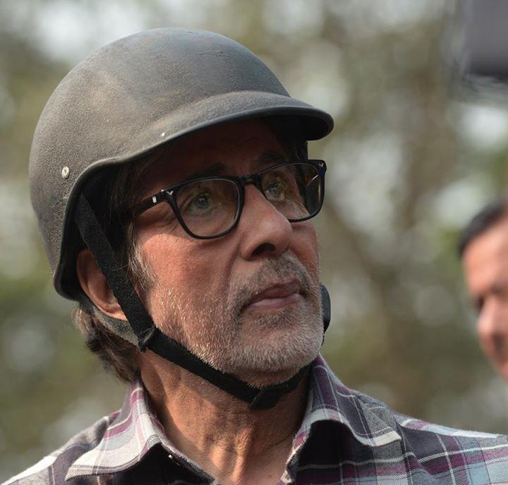 Amitabh Bachchan Riding Scooter On Roads of Kolkata