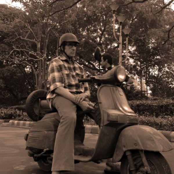 Amitabh Bachchan Riding Scooter On Roads of Kolkata