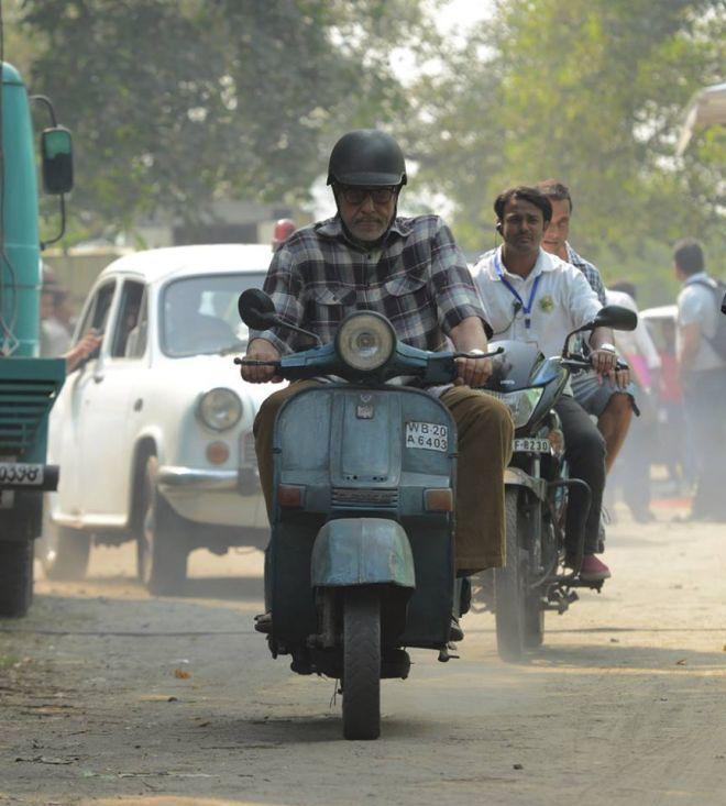 Amitabh Bachchan Riding Scooter On Roads of Kolkata