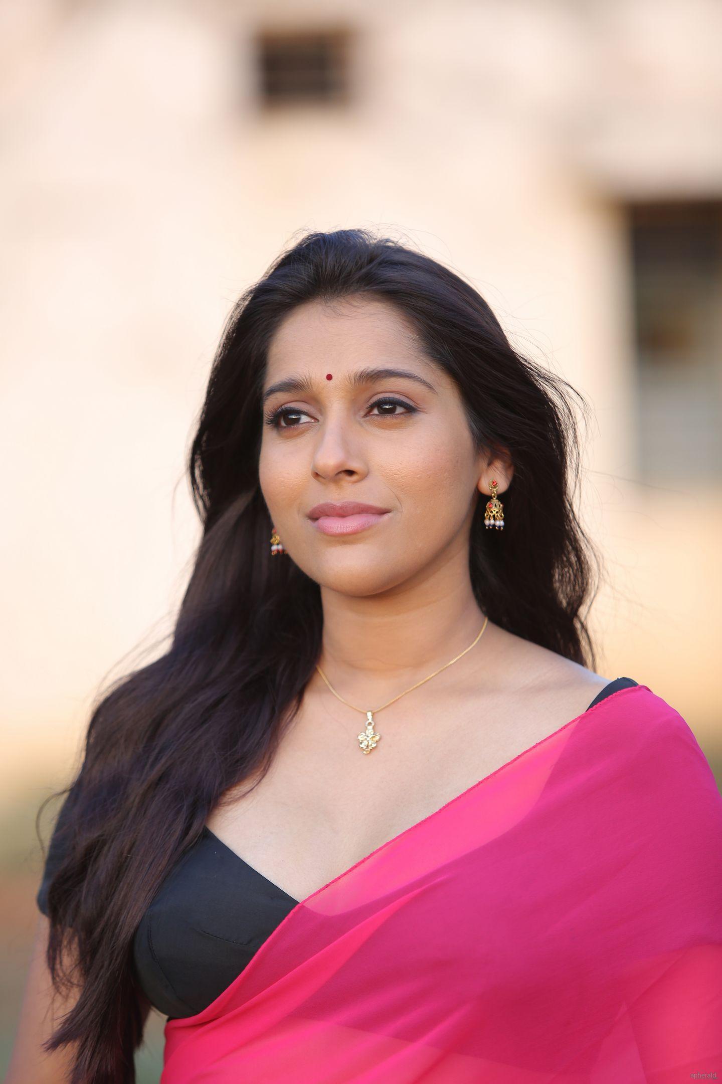 Anchor Rashmi Gautham Half Saree Pics