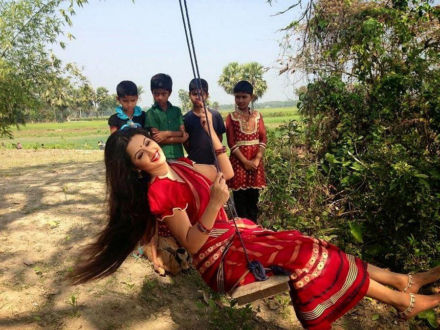 Bangladesh Actress Pori Moni Rare & Unseen Photos