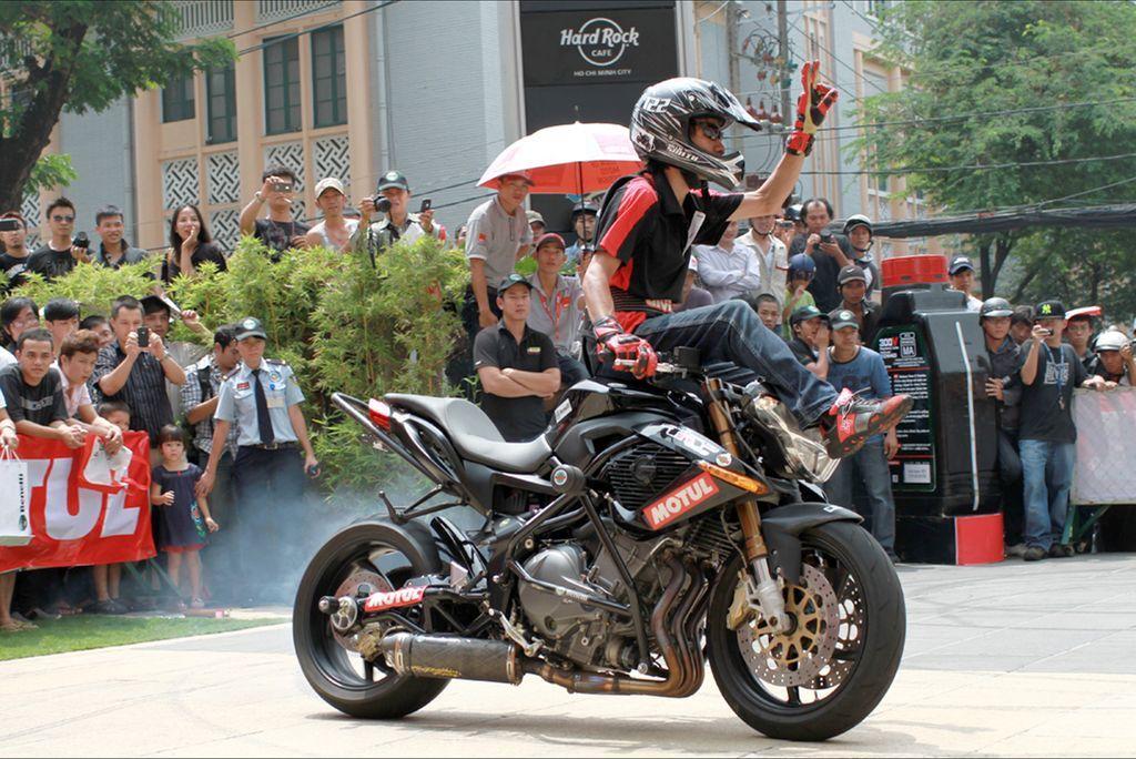 Bike Stunting Photos