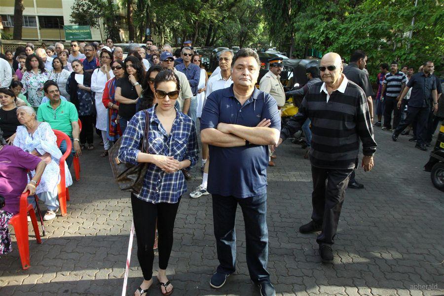 Celebs participate protests against BMC for giving Hawkers Zone