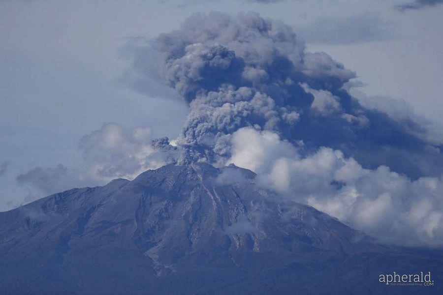 Chile  Calbuco Volcano Erupts photos