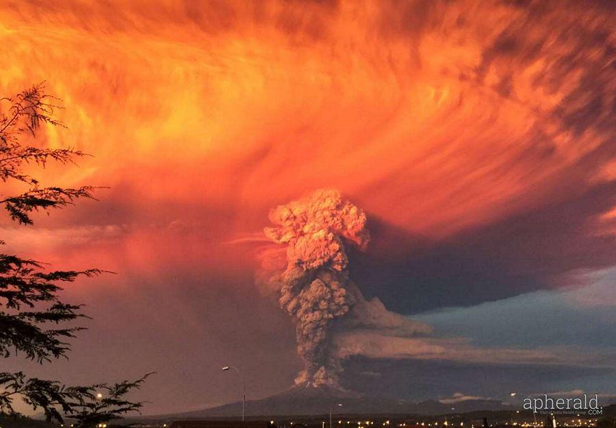 Chile  Calbuco Volcano Erupts photos