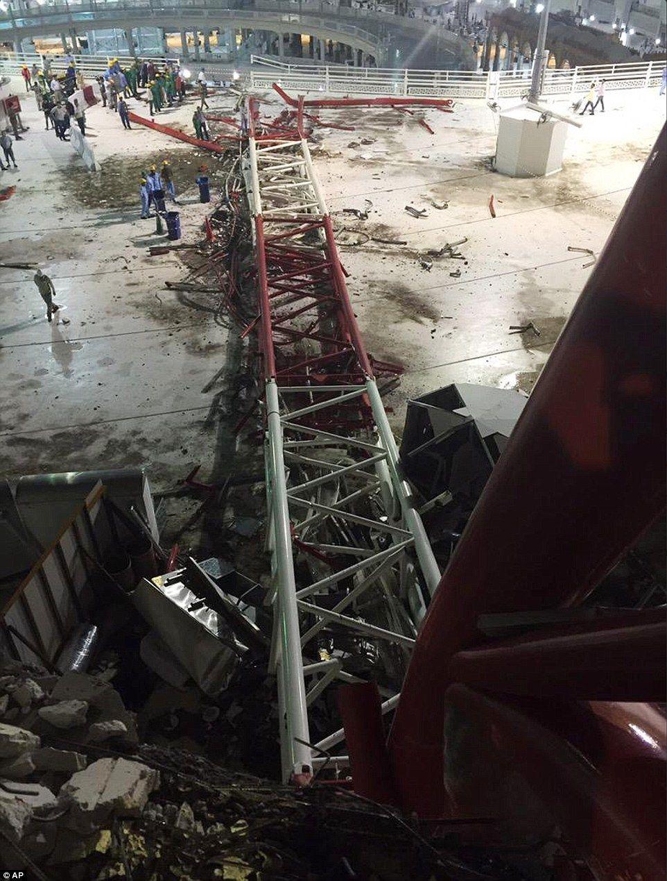 Crane Collapse at Mecca Grand Mosque Photos
