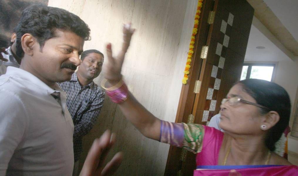 Emotional Welcome To Revanth Reddy By Family Members Photos