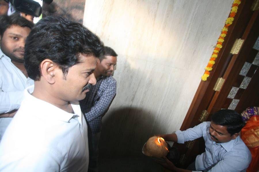 Emotional Welcome To Revanth Reddy By Family Members Photos