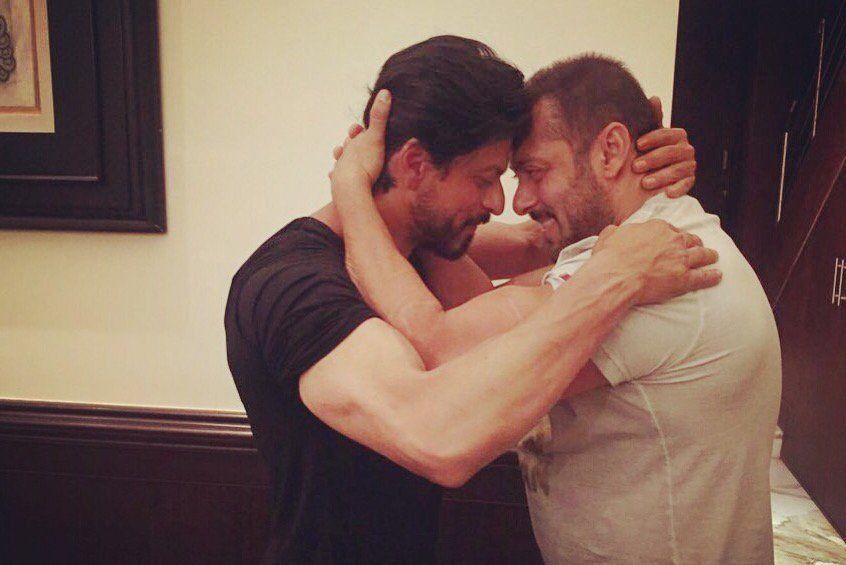 EXCLUSIVE PHOTOS - Salman Khan HUGS Shahrukh