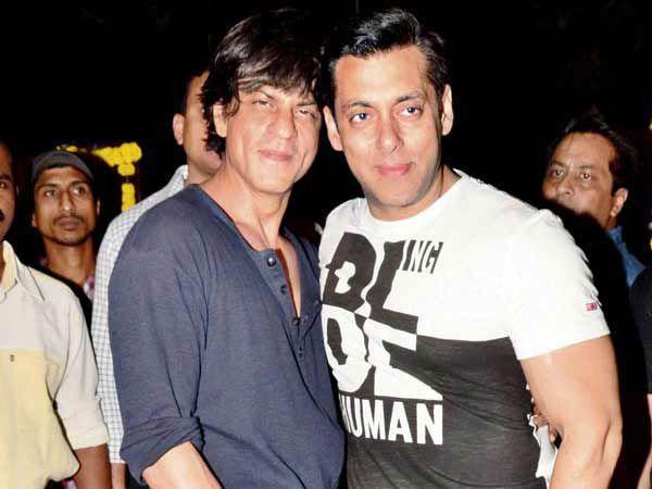 EXCLUSIVE PHOTOS - Salman Khan HUGS Shahrukh