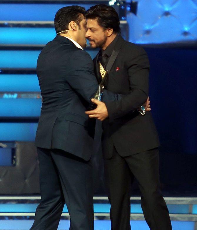 EXCLUSIVE PHOTOS - Salman Khan HUGS Shahrukh