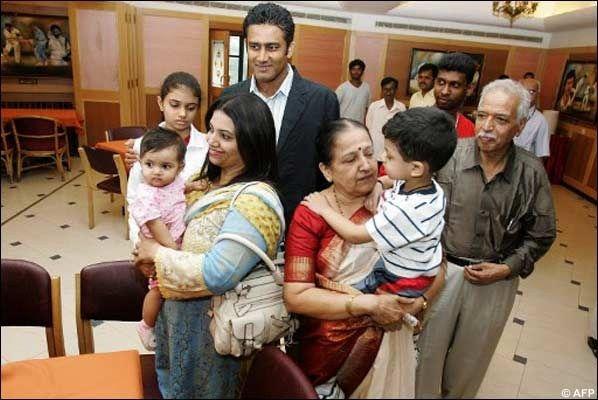 Great Cricketers with their Family rare pics