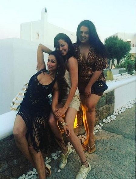 Malaika Arora With Her Friends Beach Photos