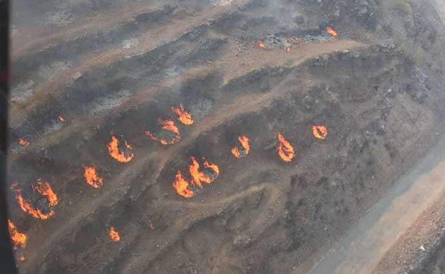  IAFcontrolling forest fires in Uttarakhand