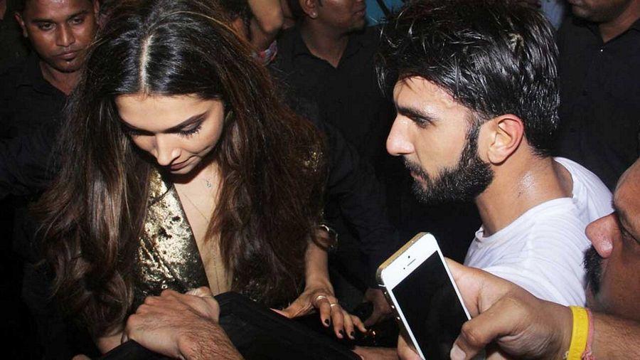 Indian Actress badly harassed by Fans Photos