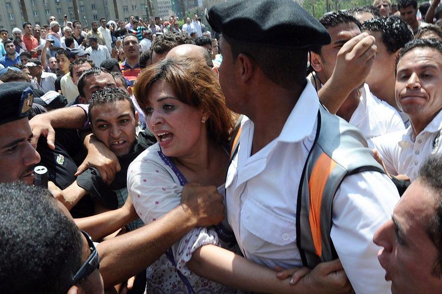 Indian Actress badly harassed by Fans Photos