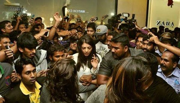 Indian Actress badly harassed by Fans Photos