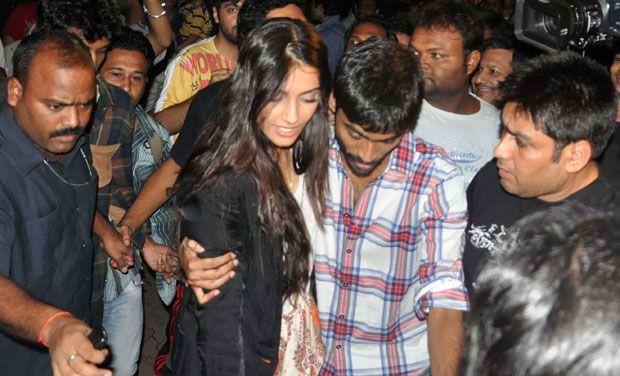 Indian Actress badly harassed by Fans Photos