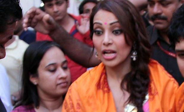 Indian Actress badly harassed by Fans Photos