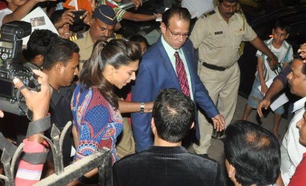 Indian Actress badly harassed by Fans Photos