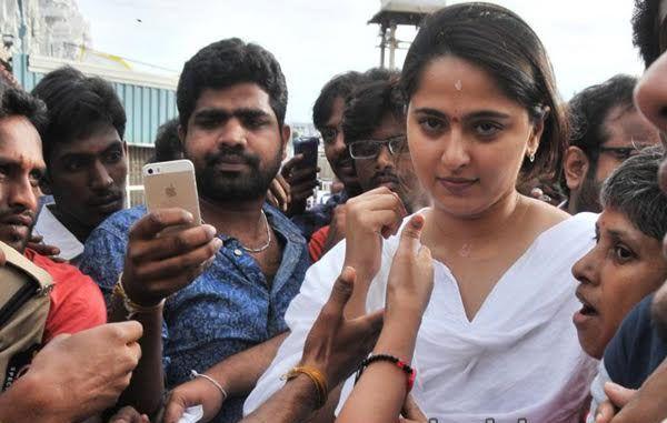 Indian Actress badly harassed by Fans Photos