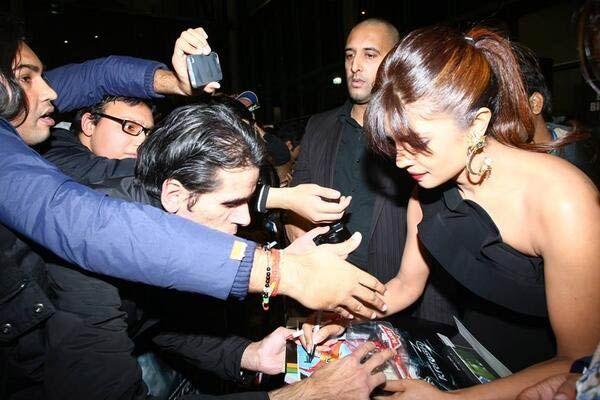 Indian Actress badly harassed by Fans Photos
