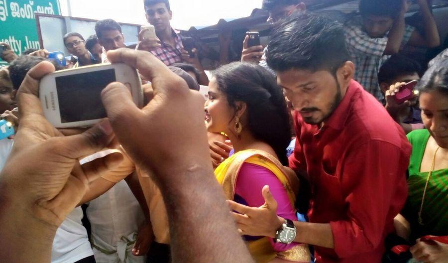 Indian Actress badly harassed by Fans Photos