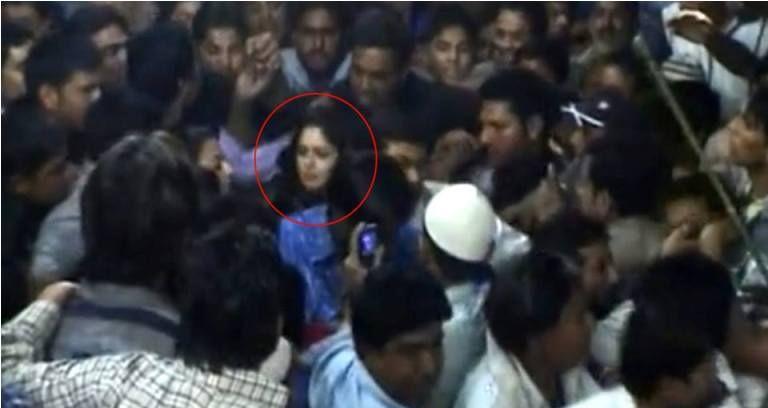 Indian Actress badly harassed by Fans Photos