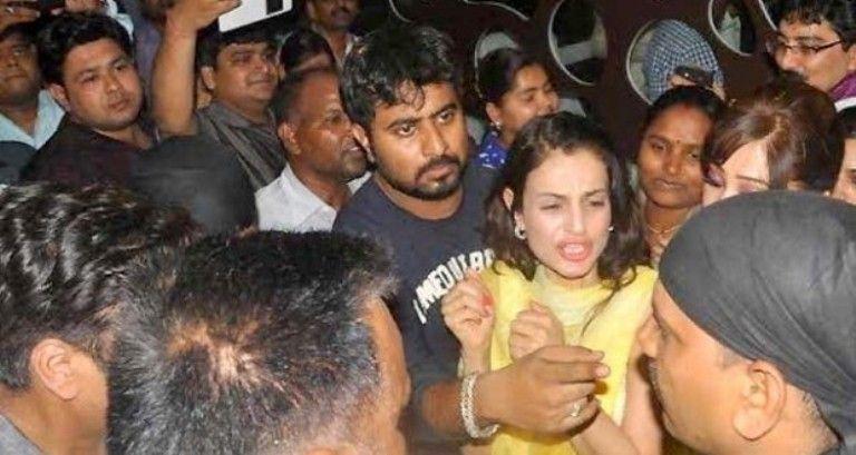 Indian Actress badly harassed by Fans Photos