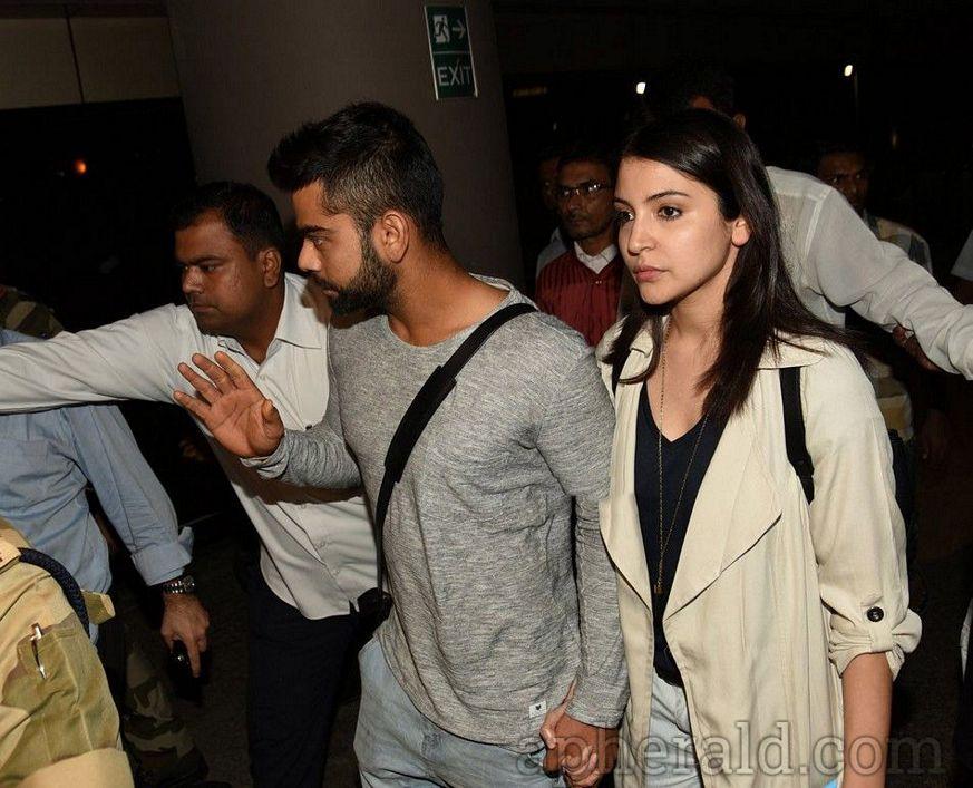 Kohli and Anushka Arrive In Mumbai Airport Photos