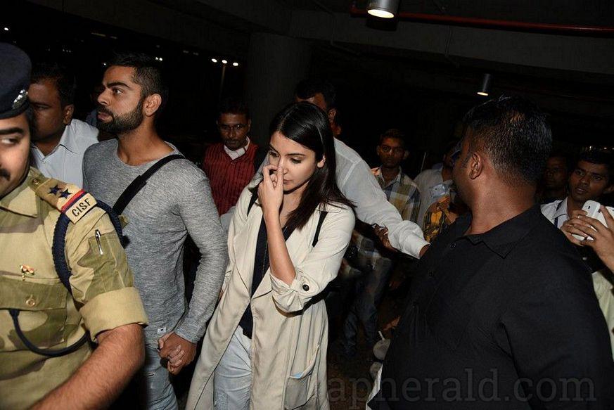 Kohli and Anushka Arrive In Mumbai Airport Photos