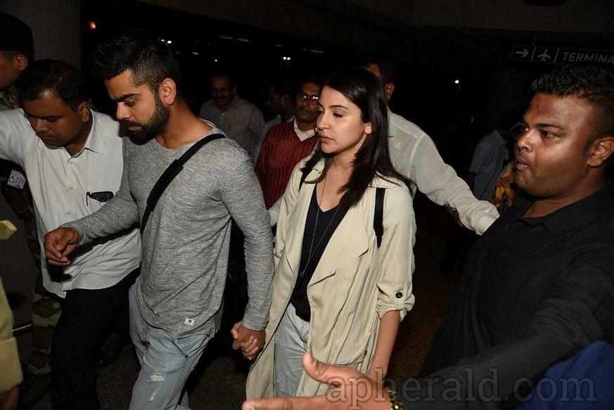 Kohli and Anushka Arrive In Mumbai Airport Photos