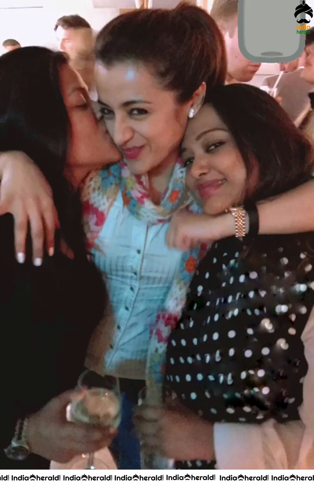 Leaked Hot and Unseen Private Photos of Trisha Krishnan Set