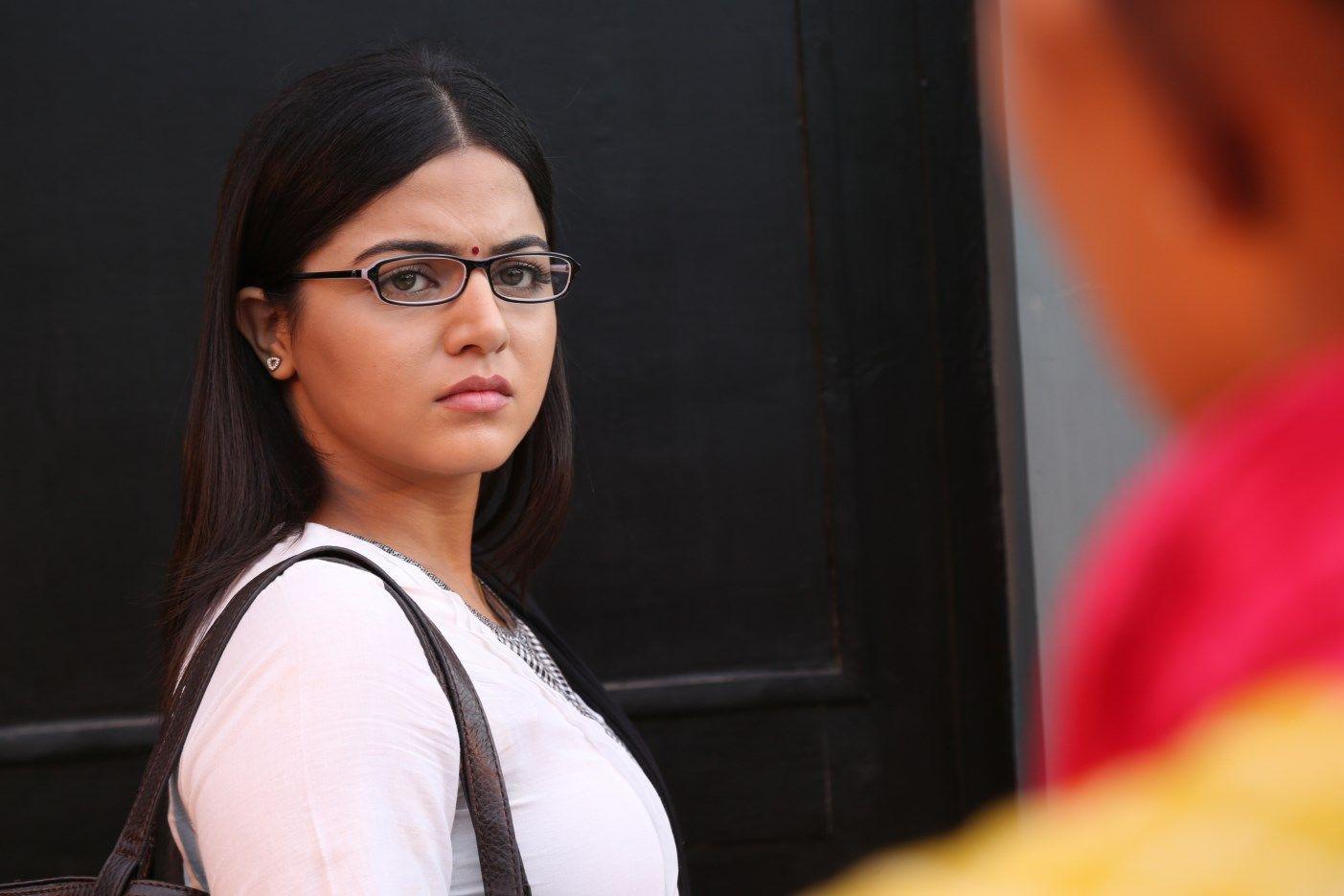 Maalai Nerathu Mayakkam Movie Stills