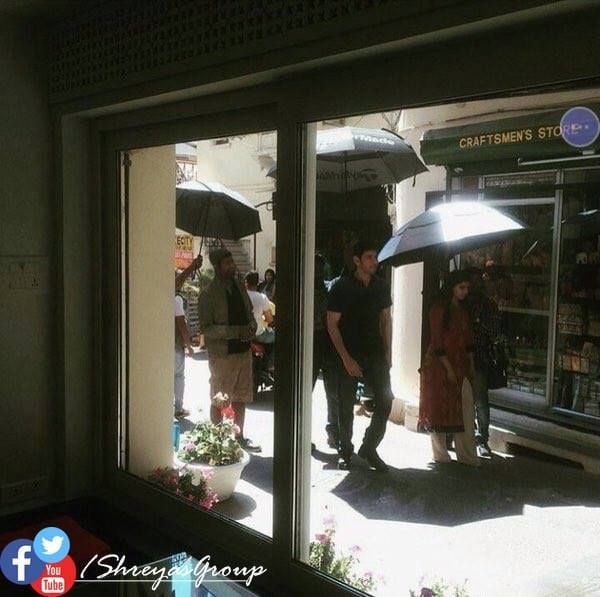 Mahesh & Samantha Spotted at Brahmotsavam Movie Set Photos