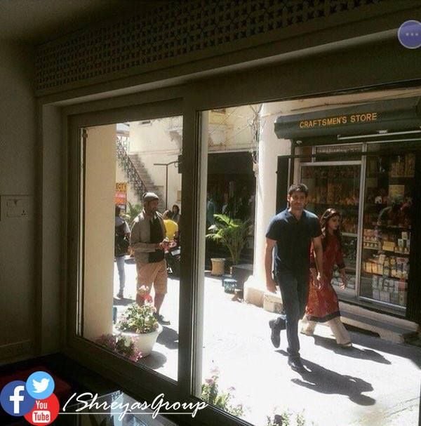 Mahesh & Samantha Spotted at Brahmotsavam Movie Set Photos