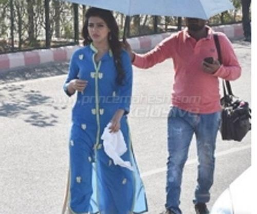 Mahesh & Samantha Spotted at Brahmotsavam Movie Set Photos