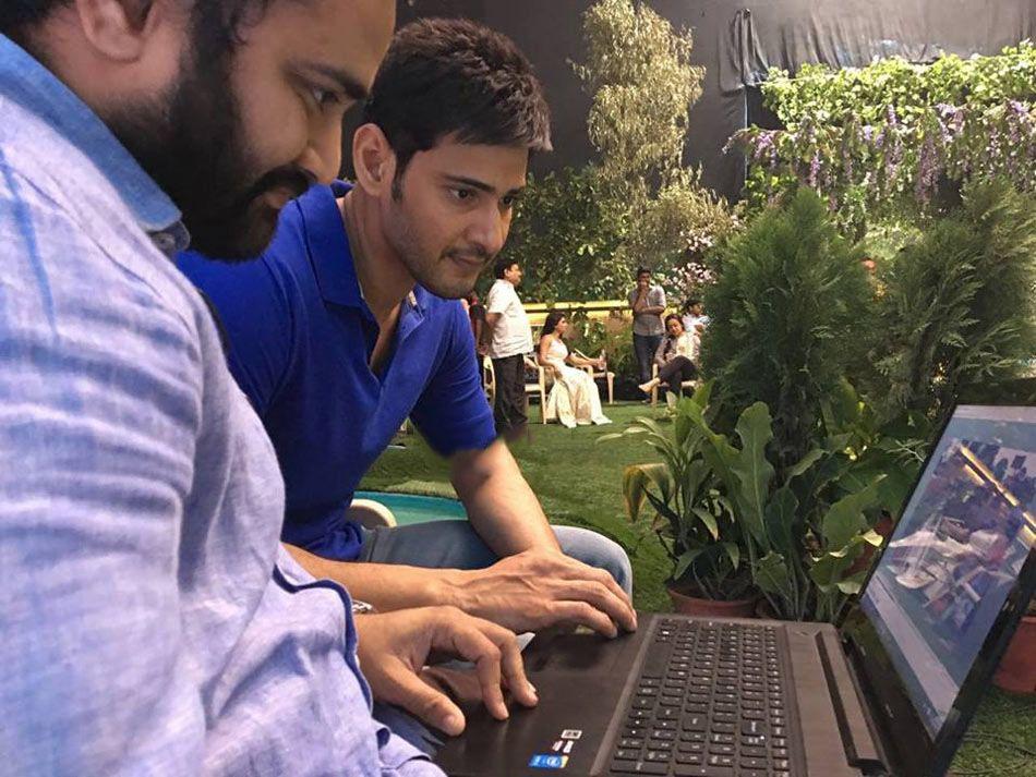 Mahesh Babu watches Okka Ammayi Tappa Trailer Photos