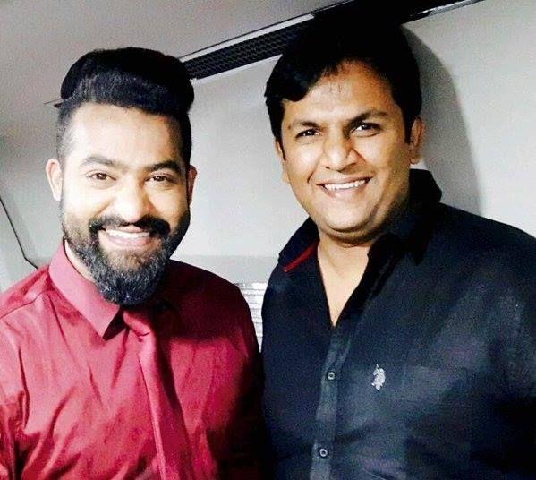 Nanaku Prematho movie team spoted at shooting place