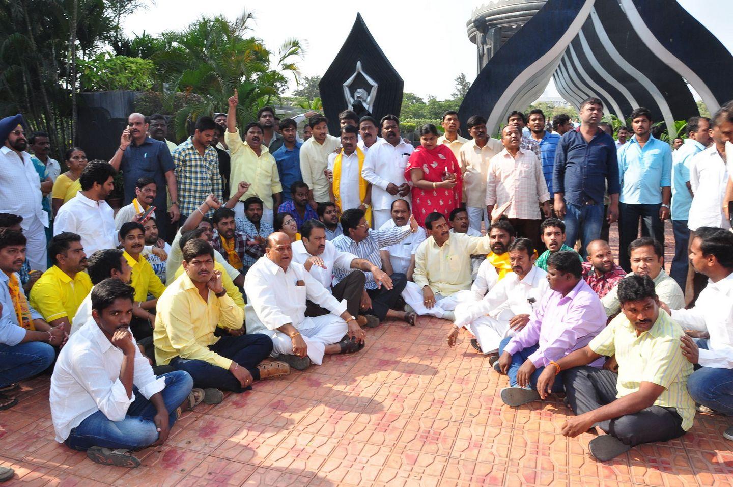 NTR's 20th Vardhanthi Photos At NTR Ghat
