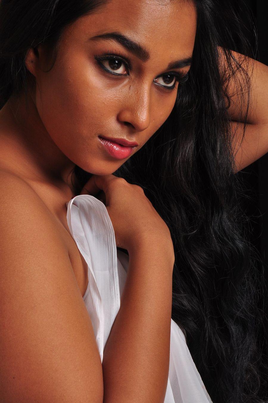 Oru Iyakkunarin Kadhal Diary Movie Stills