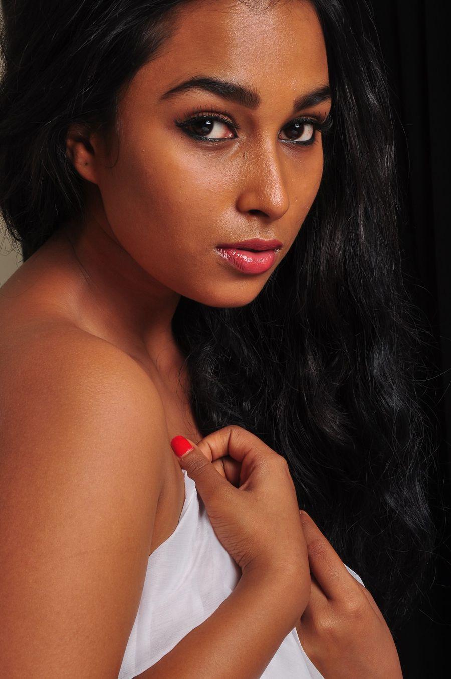 Oru Iyakkunarin Kadhal Diary Movie Stills