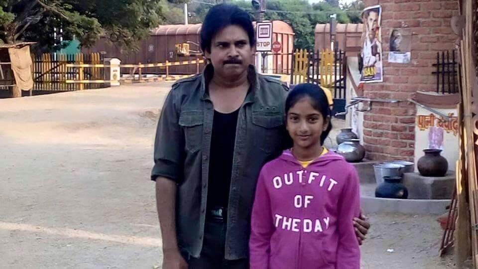 Pawan Kalyan Latest Pics with fans During Sardaar Gabbar Singh Shoot